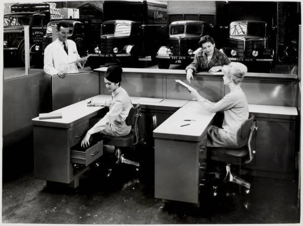 Exposition du mat&eacute;riel Ron&eacute;o au Salon des industries et du commerce de bureau (SICOB) : photographie, 1957.  ANMT 2002 6 9, fonds Ron&eacute;o, fabricant de duplicateurs, de mat&eacute;riels et mobilier bureau.