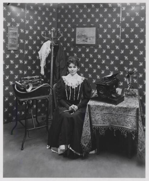 Publicit&eacute; pour le Salon des industries et du commerce de bureau (SICOB) : photographie, s.d. ANMT 2002 6 32, Ron&eacute;o (fabricant de duplicateurs, de mat&eacute;riels et mobilier bureau).