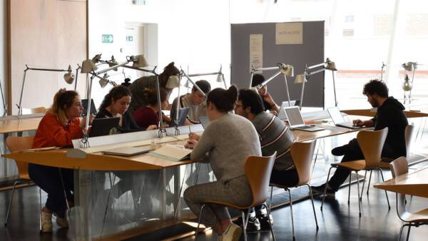 Étudiants en salle de lecture des ANMT.
