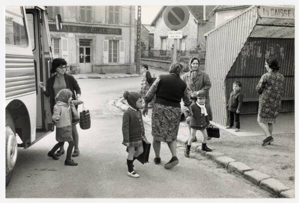 Des enfants descendent d’un bus, date et lieu inconnus. Droits réservés.