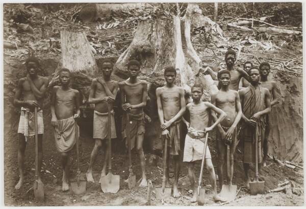 Photographie de travailleurs forcés, [1924-1925].