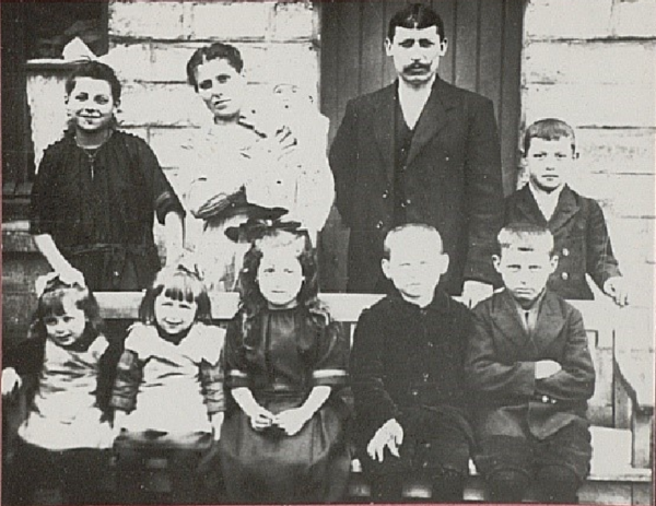 Famille polonaise. Photographie noir et blanc, XXe siècle.  ANMT 2007 9. Fonds des charbonnages de France.