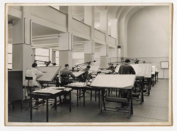 Atelier de dessins et de plans rue fourrier &agrave; Lille, avant 1945.