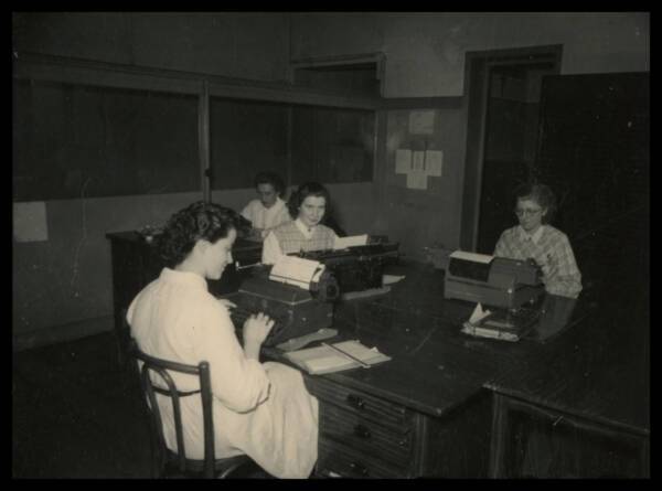 Dactylographes &agrave; leurs bureaux : photographie, 1955-1967. ANMT 1989 9 485, Leblan (filature).