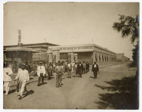 Sortie des ouvriers à Port Saïd (Égypte), début XXe siècle.