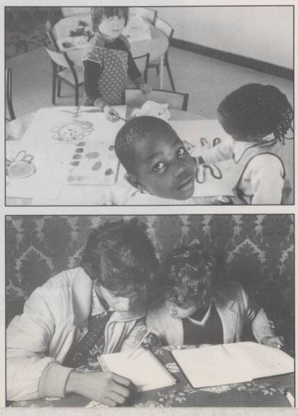 Photographies tirées d’une brochure intitulée « Le FAS 1958-1988. Un établissement public au service de l’insertion des Immigrés en France ». Document imprimé, 1989. ANMT 2003 3 581. Fonds des organisations syndicales JOC (Jeunesse ouvrière chrétienne) et JOCF (Jeunesse ouvrière chrétienne féminine) de Roubaix-Tourcoing.
