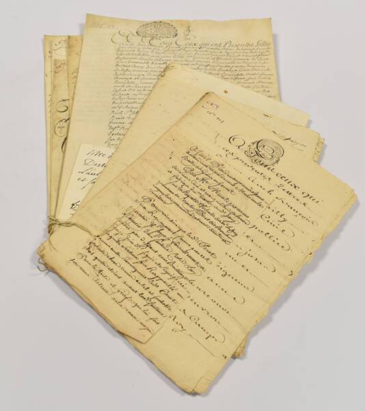 Photographie de la couverture du dossier contenant des titres de propriété et liasses de documents (1516-1780)