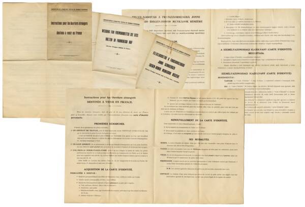Livrets destinés aux ouvriers étrangers qui souhaitent venir en France, en français, néerlandais, allemand, hongrois (ouvert au second plan), polonais, années 1920-1930.
