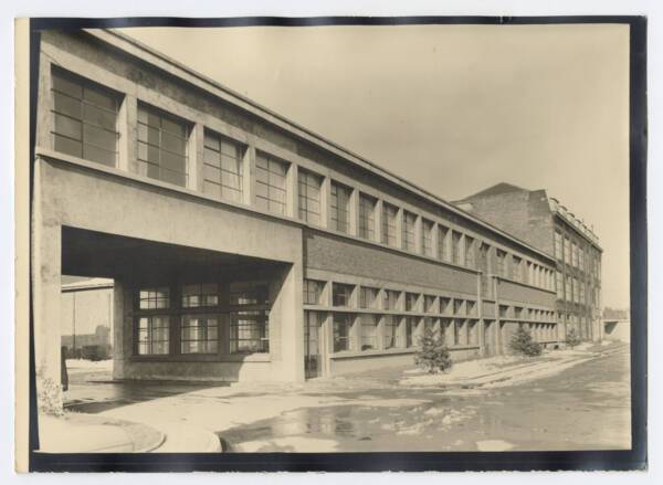 Entr&eacute;e c&ocirc;t&eacute; parking des &Eacute;tablissement Neu, rue Fourier &agrave; Lille (Nord), avant 1945.