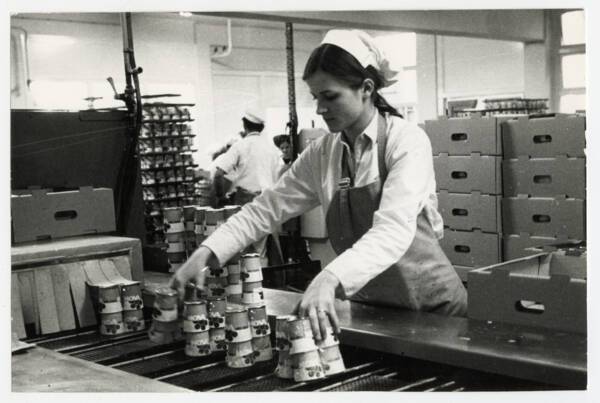 Ouvrière triant les yaourts à l’usine, date et lieu inconnus. Droits réservés.