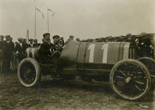 Photographie de deux coureurs automobiles vers 1908