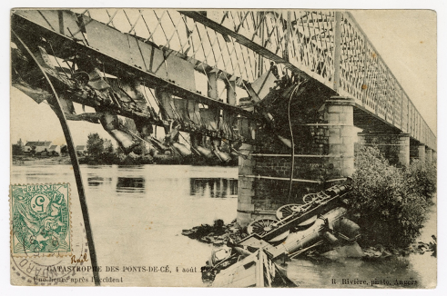 Carte postale de la catastrophe des Ponts-de-Cé (1907)