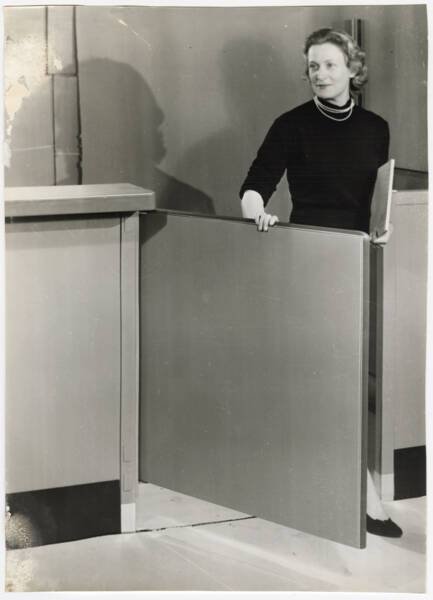 Exposition du mat&eacute;riel Ron&eacute;o au Salon des industries et du commerce de bureau (SICOB) : photographie, 1957.  ANMT 2002 6 9, Ron&eacute;o (fabricant de duplicateurs, de mat&eacute;riels et mobilier bureau).