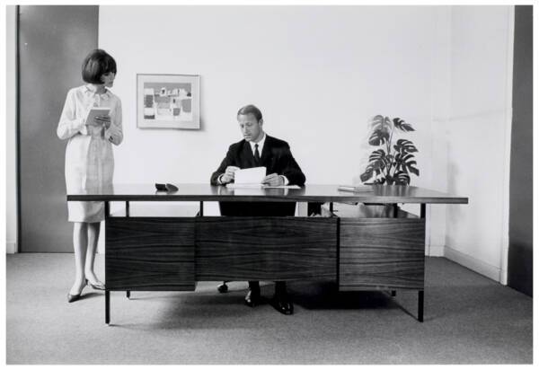 Exposition du mat&eacute;riel Ron&eacute;o au Salon des industries et du commerce de bureau (SICOB) : photographie, 1950 &ndash; 1979.  ANMT 2002 6 39, Ron&eacute;o (fabricant de duplicateurs, de mat&eacute;riels et mobilier bureau).