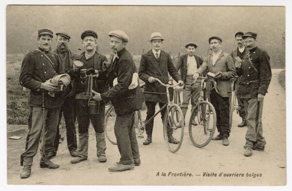 « À la frontière. Visite d’ouvriers belges ». Carte postale noir et blanc. G. Lallemant photographe à Aulnois-Quévy [1er quart du XXe siècle].   ANMT 2005 54 19. Pièces isolées iconographiques.