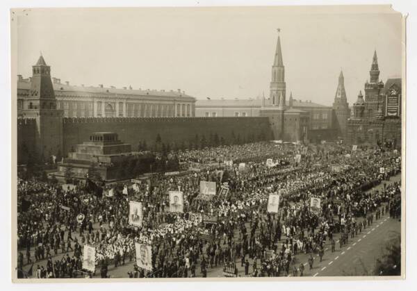 Photographie d’une délégation de femmes françaises assistant à une manifestation du 1er mai sur la place Rouge à Moscou, [années 1950]. Cette photo fait partie d’une série de photos sur les mondes communistes, probablement réunies par l’association Loisirs et culture à des fins documentaires. On ignore si des salariées de Renault faisaient partie du ce défilé.