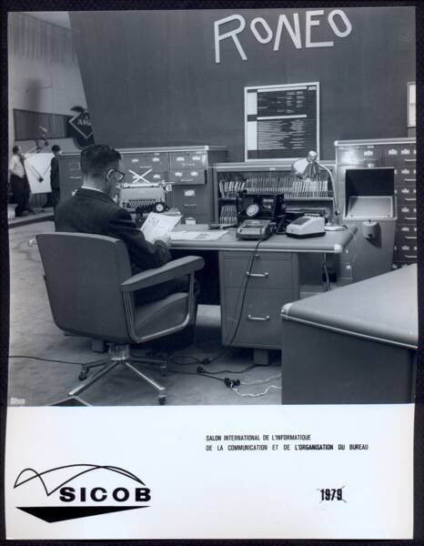 Clich&eacute; publicitaire : photographie, sans date.  ANMT 2002 6 21, Ron&eacute;o (fabricant de duplicateurs, de mat&eacute;riels et mobilier bureau).