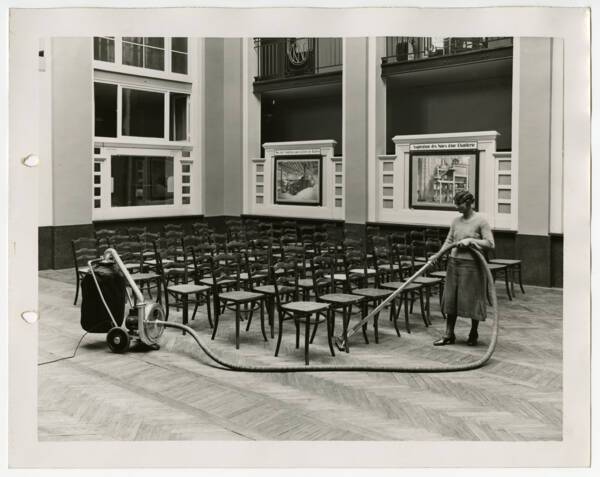 Chariot super-aspirateur, d&eacute;monstration dans une salle de r&eacute;ception des &eacute;tablissement Kestner et Neu, 1935.