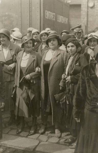 Sortie d&rsquo;usine, vers 1930, photographe anonyme.